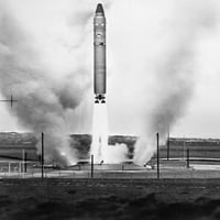 Титан ракета, 1964 г. Nlaunching A Titan Intercontinental балистична ракета във военновъздушната база Vandenberg, Калифорния,